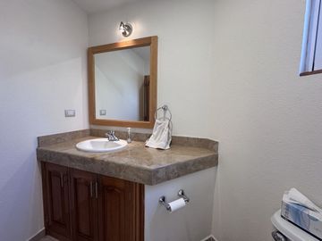 CASA EN VENTA EN JURIQUILLA CON VISTA AL CAMPO DE GOLF, 3 RECÁMARAS