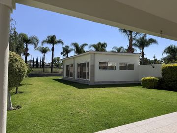 CASA EN VENTA EN JURIQUILLA CON VISTA AL CAMPO DE GOLF, 3 RECÁMARAS