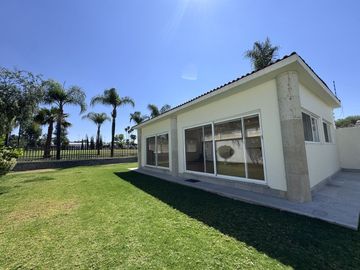CASA EN VENTA EN JURIQUILLA CON VISTA AL CAMPO DE GOLF, 3 RECÁMARAS