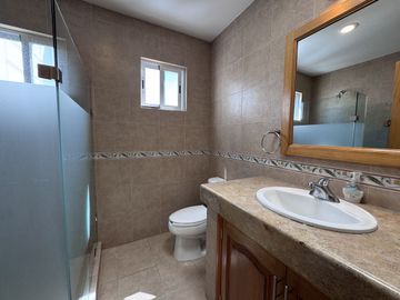 CASA EN VENTA EN JURIQUILLA CON VISTA AL CAMPO DE GOLF, 3 RECÁMARAS