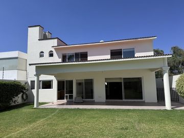 CASA EN VENTA EN JURIQUILLA CON VISTA AL CAMPO DE GOLF, 3 RECÁMARAS