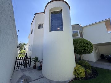 CASA EN VENTA EN JURIQUILLA CON VISTA AL CAMPO DE GOLF, 3 RECÁMARAS