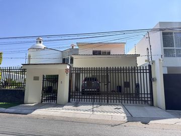 CASA EN VENTA EN JURIQUILLA CON VISTA AL CAMPO DE GOLF, 3 RECÁMARAS