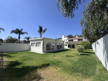 CASA EN VENTA EN JURIQUILLA CON VISTA AL CAMPO DE GOLF, 3 RECÁMARAS