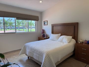 CASA EN VENTA EN JURIQUILLA CON VISTA AL CAMPO DE GOLF, 3 RECÁMARAS