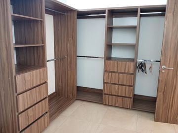 CASA EN VENTA de 3 habitaciones con baño cada una, en Condesa Juriquilla, Qro