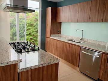 CASA EN VENTA de 3 habitaciones con baño cada una, en Condesa Juriquilla, Qro