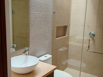 CASA EN VENTA de 3 habitaciones con baño cada una, en Condesa Juriquilla, Qro