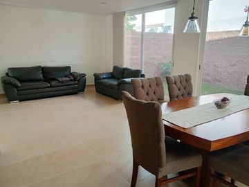 CASA EN VENTA de 3 habitaciones con baño cada una, en Condesa Juriquilla, Qro