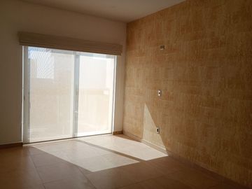 CASA EN VENTA de 3 habitaciones con baño cada una, en Condesa Juriquilla, Qro