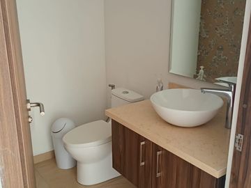 CASA EN VENTA de 3 habitaciones con baño cada una, en Condesa Juriquilla, Qro