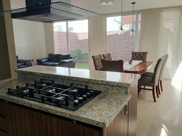 CASA EN VENTA de 3 habitaciones con baño cada una, en Condesa Juriquilla, Qro