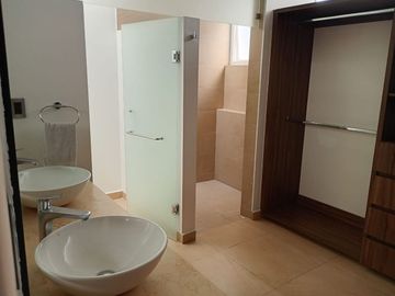 CASA EN VENTA de 3 habitaciones con baño cada una, en Condesa Juriquilla, Qro