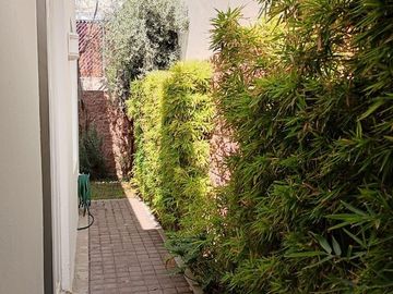 CASA EN VENTA de 3 habitaciones con baño cada una, en Condesa Juriquilla, Qro