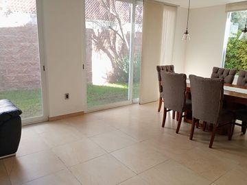 CASA EN VENTA de 3 habitaciones con baño cada una, en Condesa Juriquilla, Qro