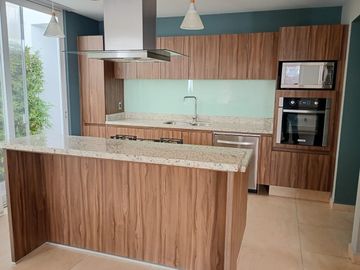 CASA EN VENTA de 3 habitaciones con baño cada una, en Condesa Juriquilla, Qro