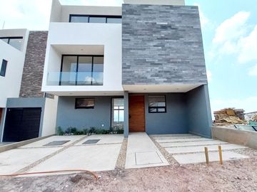 CASA EN VENTA EN ZIBATÁ, Querétaro, con vistas increíbles y diseño original