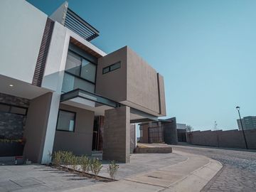 CASA EN VENTA EN NUEVO REFUGIO QUERETARO, con opción a cuarta recámara en PB