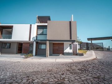 CASA EN VENTA EN NUEVO REFUGIO QUERETARO, con opción a cuarta recámara en PB