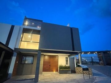 CASA EN VENTA EN NUEVO REFUGIO QUERETARO, con opción a cuarta recámara en PB