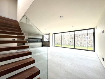 CASA EN VENTA EN LOMAS DE CAMPANARIO NORTE, CON OPCIÓN A RECÁMARA EN PLANTA BAJA