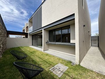 CASA EN VENTA EN LOMAS DE CAMPANARIO NORTE, CON OPCIÓN A RECÁMARA EN PLANTA BAJA