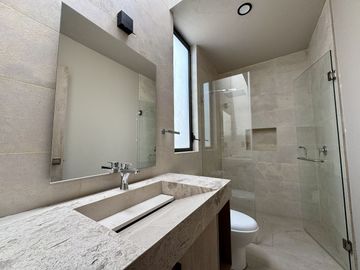 CASA EN VENTA EN LOMAS DE CAMPANARIO NORTE, CON OPCIÓN A RECÁMARA EN PLANTA BAJA