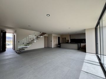 CASA EN VENTA EN LOMAS DE CAMPANARIO NORTE, CON OPCIÓN A RECÁMARA EN PLANTA BAJA