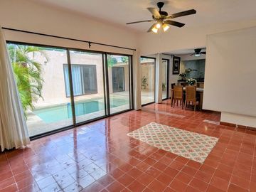 Casa dentro de Club de Golf la Ceiba con Departamento independiente