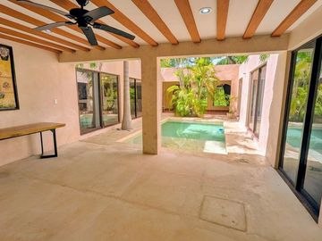 Casa dentro de Club de Golf la Ceiba con Departamento independiente