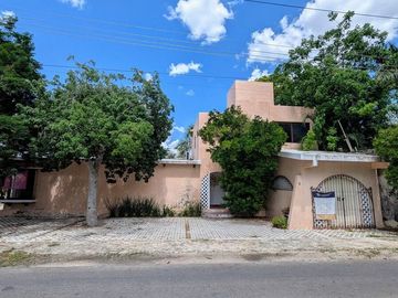 Casa dentro de Club de Golf la Ceiba con Departamento independiente