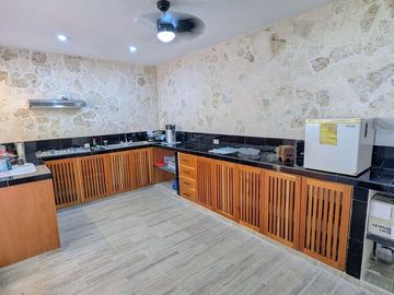 Casa dentro de Club de Golf la Ceiba con Departamento independiente