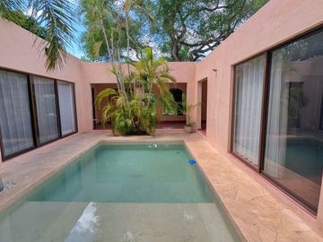 Casa dentro de Club de Golf la Ceiba con Departamento independiente
