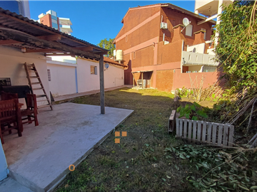VENAT CASA + 2 DEPTOS ZONA CENTRO (VILLA GESELL)