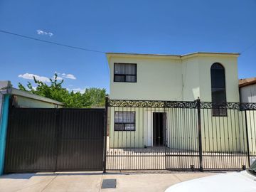 - SE VENDE CASA EN COL. ZONA CENTRO EN CD. CUAUHTEMOC, CHIH