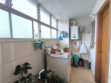 Apartamento en venta, Laureles, Cerca la iglesia santa teresita.