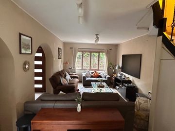 Oportunidad! En venta casa dos pisos sector norte Villa Alemana, barrio residencial seguro y tranquilo.