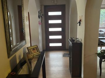 Oportunidad! En venta casa dos pisos sector norte Villa Alemana, barrio residencial seguro y tranquilo.