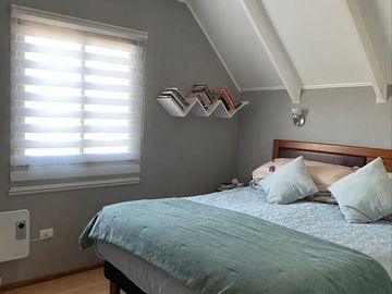 Oportunidad! En venta casa dos pisos sector norte Villa Alemana, barrio residencial seguro y tranquilo.