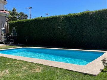 Oportunidad! En venta casa dos pisos sector norte Villa Alemana, barrio residencial seguro y tranquilo.