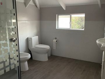 Oportunidad! En venta casa dos pisos sector norte Villa Alemana, barrio residencial seguro y tranquilo.