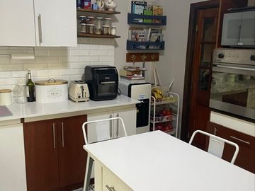 Oportunidad! En venta casa dos pisos sector norte Villa Alemana, barrio residencial seguro y tranquilo.