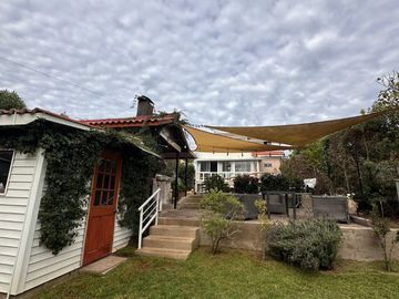 Oportunidad! En venta casa dos pisos sector norte Villa Alemana, barrio residencial seguro y tranquilo.