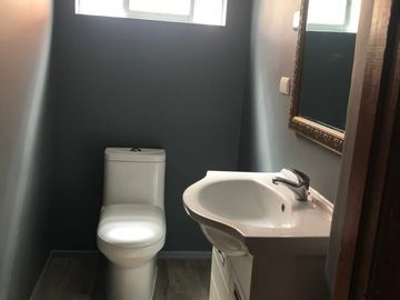 Oportunidad! En venta casa dos pisos sector norte Villa Alemana, barrio residencial seguro y tranquilo.
