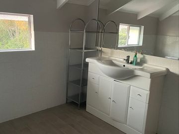 Oportunidad! En venta casa dos pisos sector norte Villa Alemana, barrio residencial seguro y tranquilo.