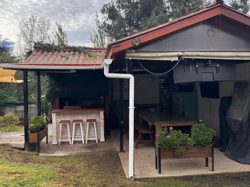 Oportunidad! En venta casa dos pisos sector norte Villa Alemana, barrio residencial seguro y tranquilo.