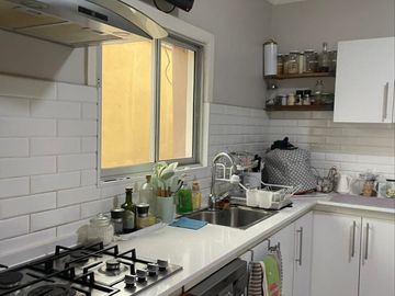 Oportunidad! En venta casa dos pisos sector norte Villa Alemana, barrio residencial seguro y tranquilo.