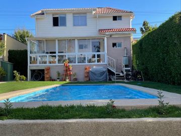 Oportunidad! En venta casa dos pisos sector norte Villa Alemana, barrio residencial seguro y tranquilo.