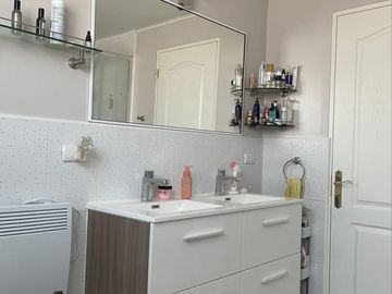 Oportunidad! En venta casa dos pisos sector norte Villa Alemana, barrio residencial seguro y tranquilo.