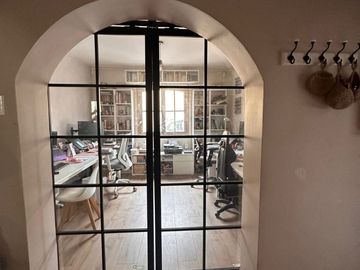 Oportunidad! En venta casa dos pisos sector norte Villa Alemana, barrio residencial seguro y tranquilo.